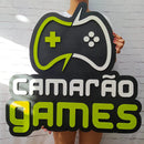 LOGO CON BASE Y ESCRITA EN VOLUMETRIA 3 colores